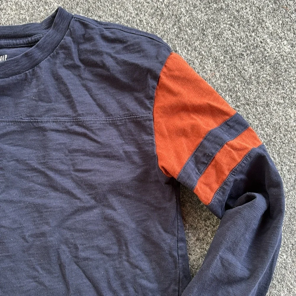 GAP Navy and Rust Long Sleeve Kids Tee - Size Medium (8)